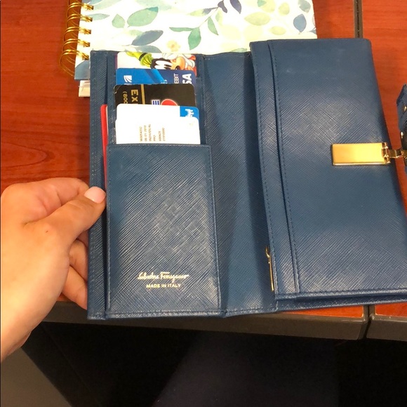 ❌❌❌SOLD❌❌❌Salvatore Ferragamo Blue wallet - Picture 5 of 8